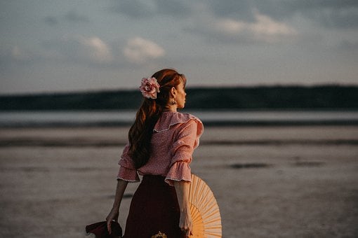 女孩清冷疏離的氣質名字，低調不失深意！